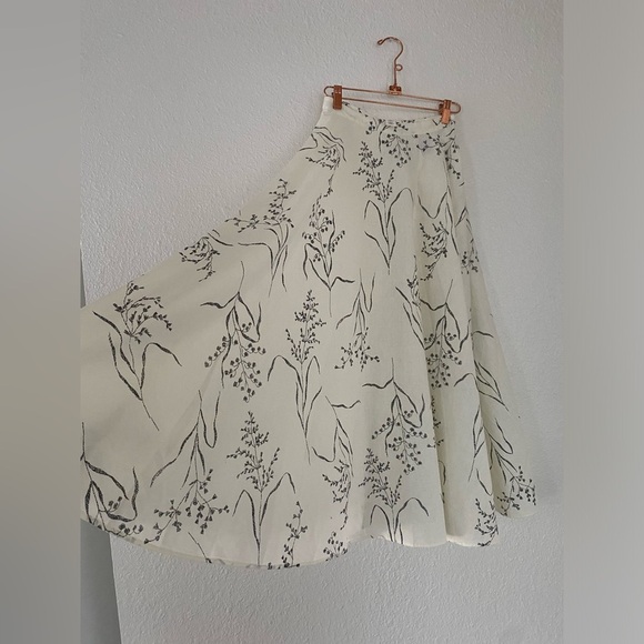 H & M linen blend black and white floral midi circular skirt - Picture 5 of 11